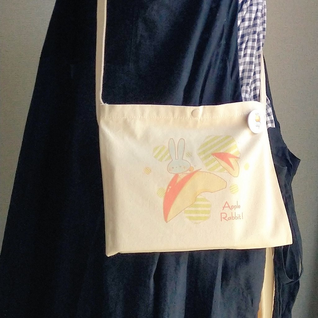 りんごのうさぎとみずいろしいたけのサコッシュ