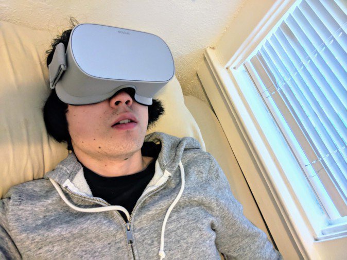 寝転んでNetflixを観ると、 VRの未来が見える