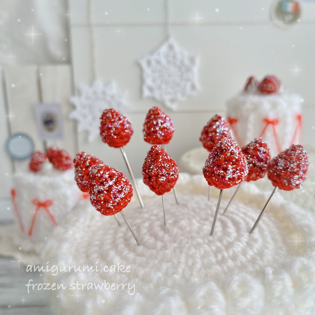 手の平サイズのあみぐるみケーキ🍓❄️真夏のフローズンストロベリー❄️🍓