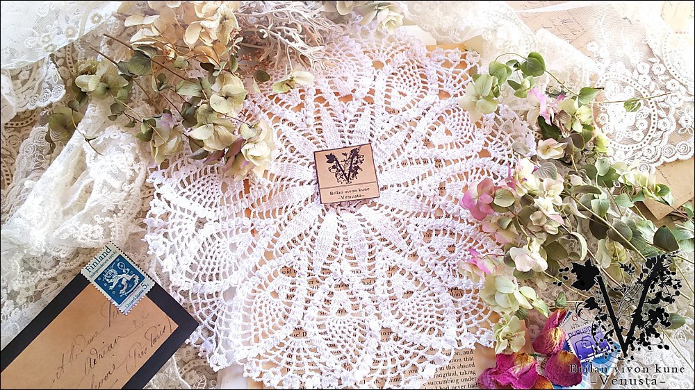 *レースドイリーと洋書のプチセットⅠ*