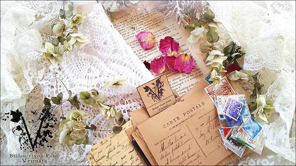 *レースドイリーと洋書のプチセットⅠ*