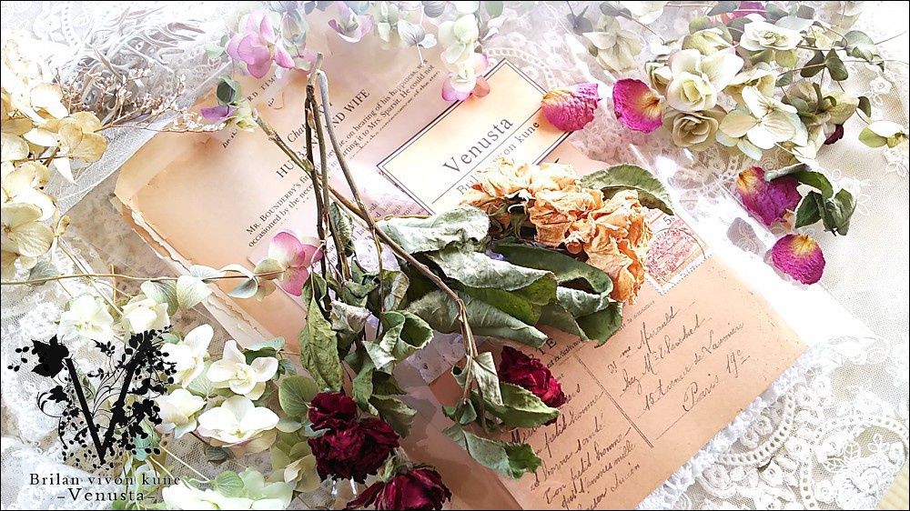 *レースドイリーと洋書のプチセットⅠ*