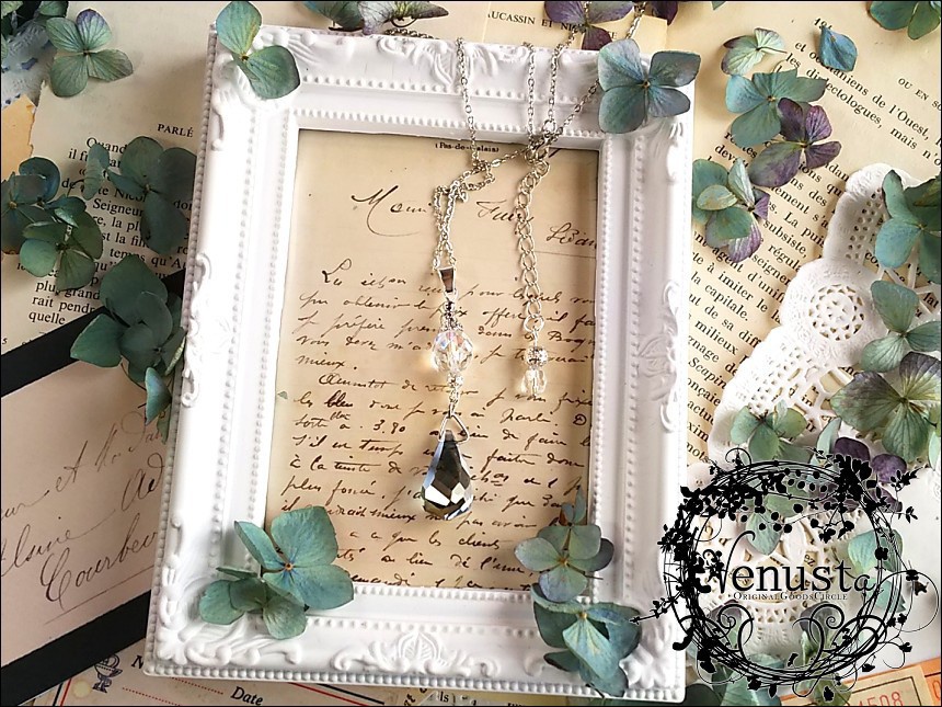 虹色ドロップの煌めくネックレス