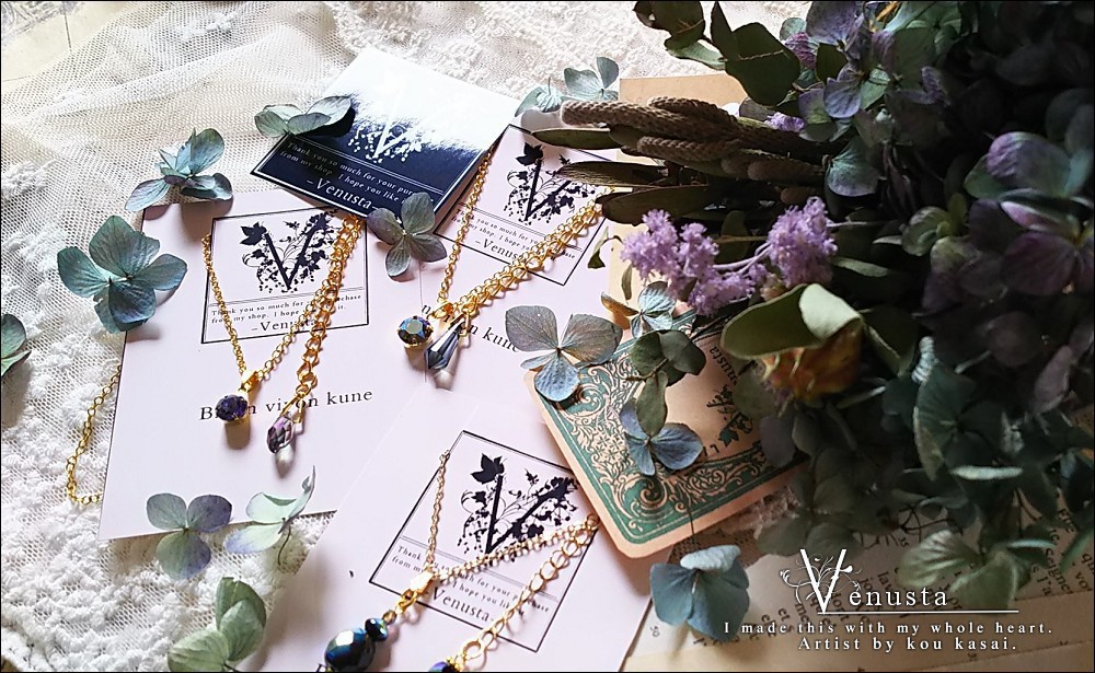 紫陽花のミニブーケとアクセサリー3点、洋書のギフトセット