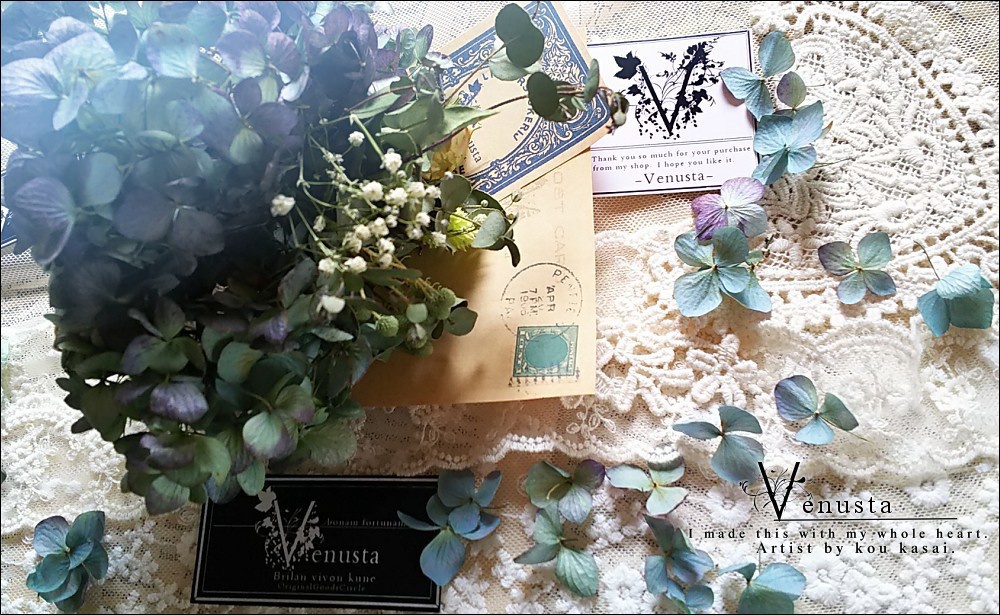 紫陽花のミニブーケとアクセサリー3点、洋書のギフトセット