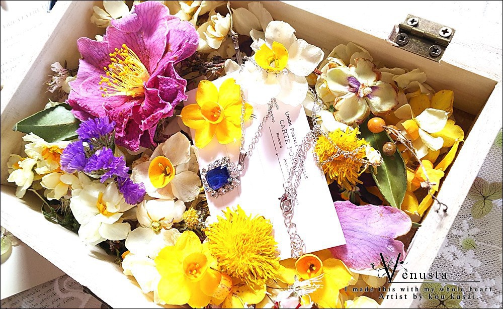 夜に零れる優雅な青-ロマンティックな華箱に隠して-