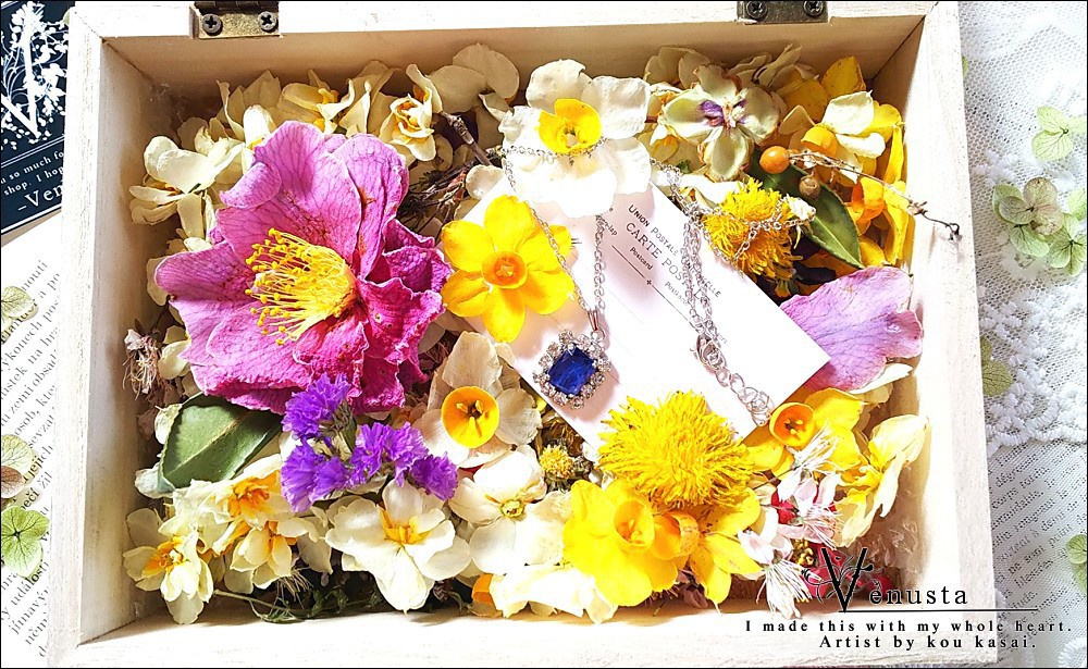 夜に零れる優雅な青-ロマンティックな華箱に隠して-