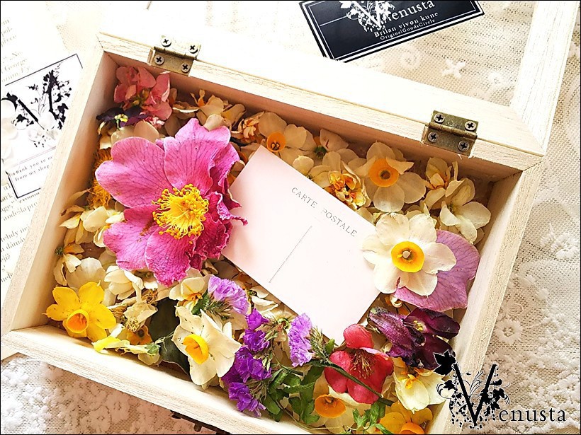 煌めく宝石と花々-ロマンティックな華箱の贈り物-