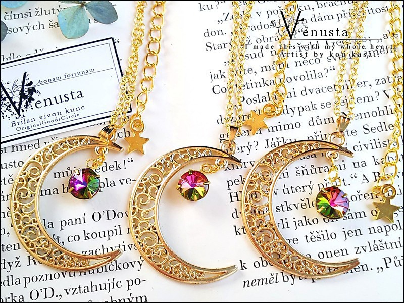 *ヴィンテージ、煌めく三日月と虹光のネックレス*