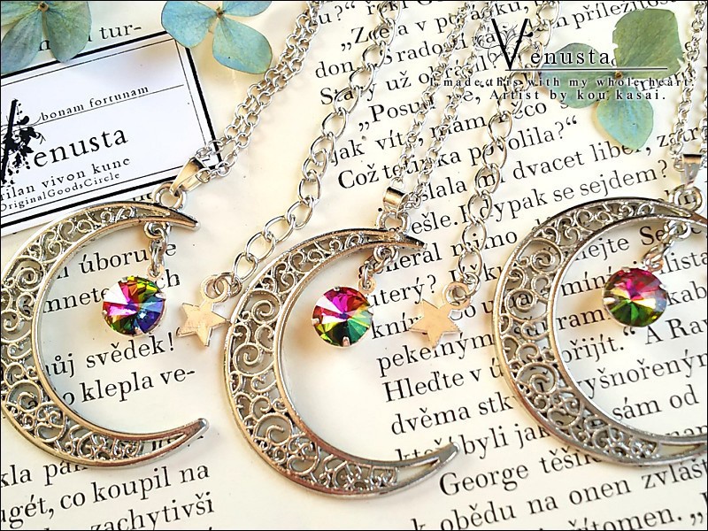 *ヴィンテージ、煌めく三日月と虹光のネックレス*