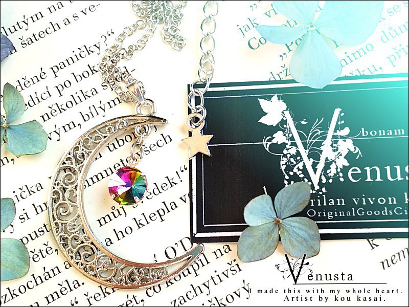 *ヴィンテージ、煌めく三日月と虹光のネックレス*