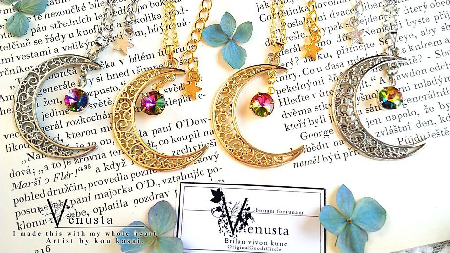 *ヴィンテージ、煌めく三日月と虹光のネックレス*