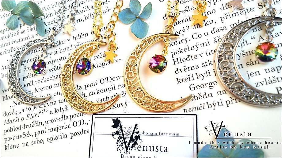 *ヴィンテージ、煌めく三日月と虹光のネックレス*