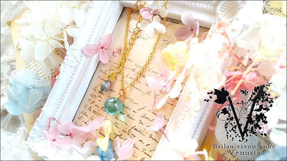 *オーロラグリーンの爽やかガラスネックレス*