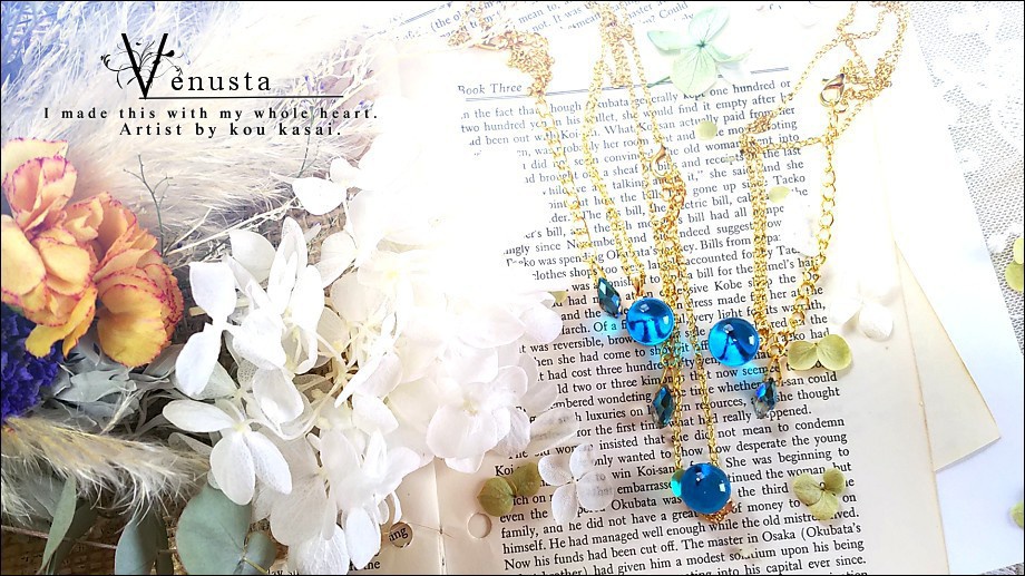 *セルリアンブルーのガラスネックレス*