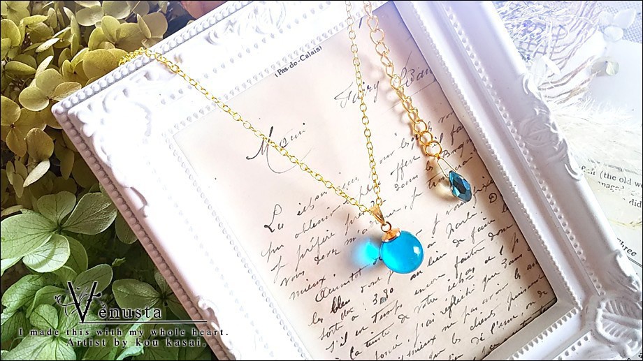 *セルリアンブルーのガラスネックレス*