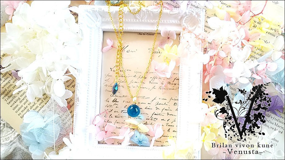 *セルリアンブルーのガラスネックレス*