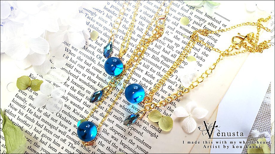 *セルリアンブルーのガラスネックレス*