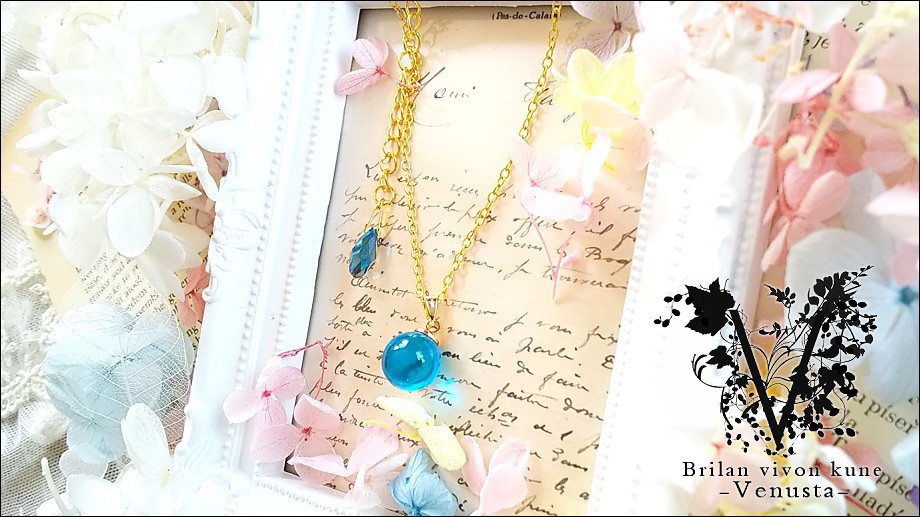 *セルリアンブルーのガラスネックレス*