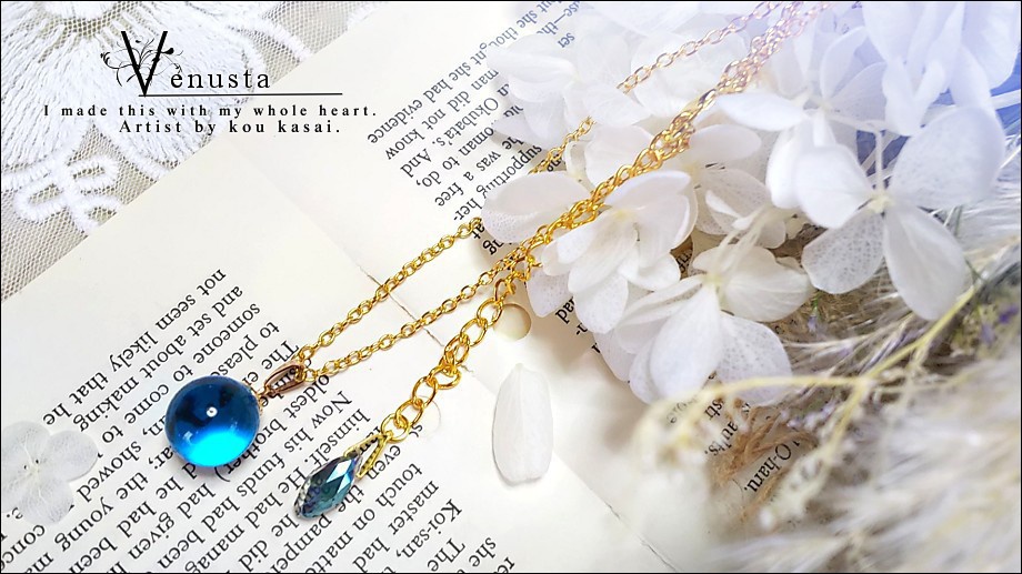 *セルリアンブルーのガラスネックレス*