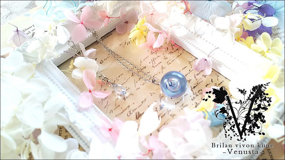 *気泡入りブルーガラスのネックレス*