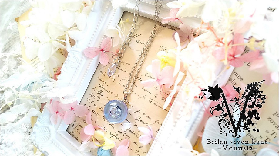 *気泡入りブルーガラスのネックレス*