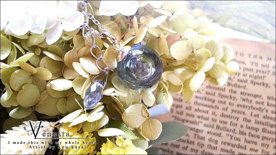 *気泡入りブルーガラスのネックレス*