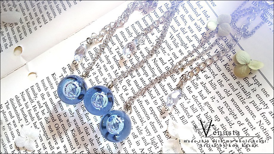 *気泡入りブルーガラスのネックレス*