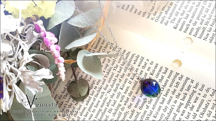 *多彩なファセットラウンドグラスのネックレス*