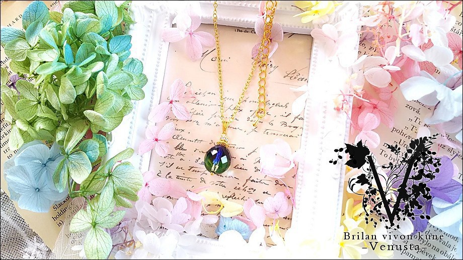 *多彩なファセットラウンドグラスのネックレス*