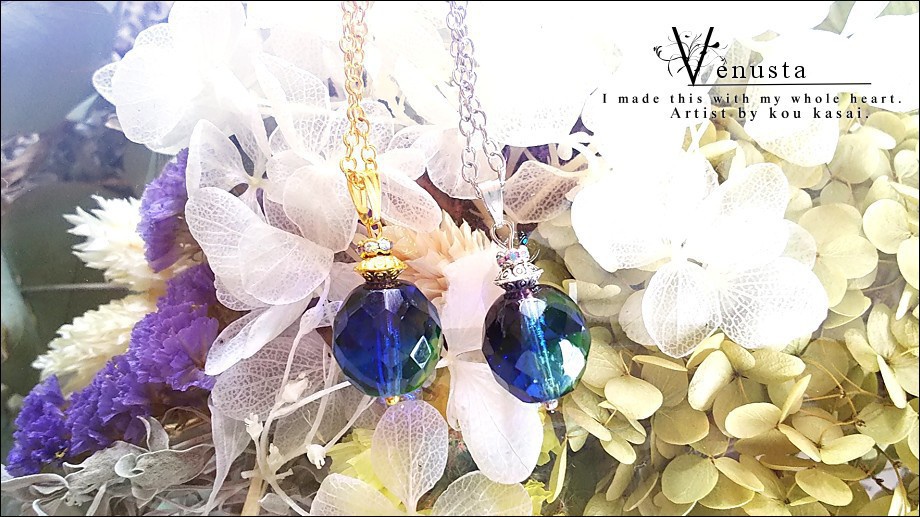 *多彩なファセットラウンドグラスのネックレス*