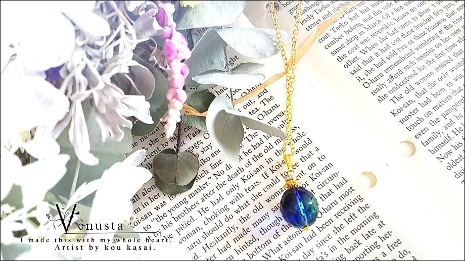 *多彩なファセットラウンドグラスのネックレス*