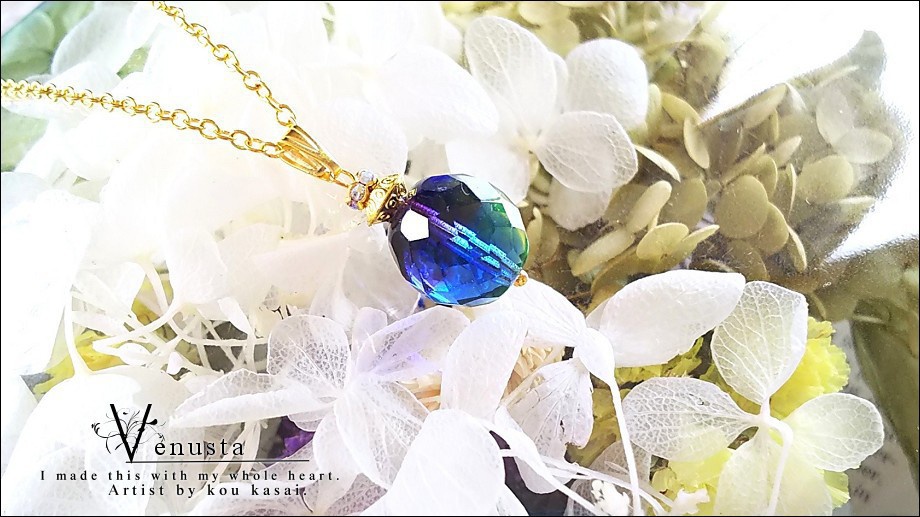 *多彩なファセットラウンドグラスのネックレス*