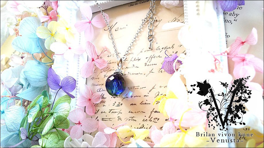 *多彩なファセットラウンドグラスのネックレス*