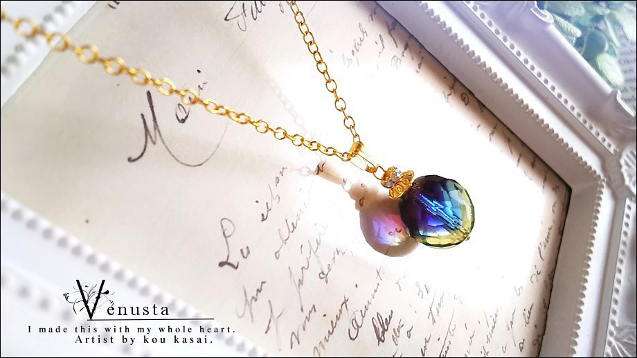 *多彩なファセットラウンドグラスのネックレス*