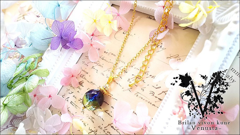 *多彩なファセットラウンドグラスのネックレス*