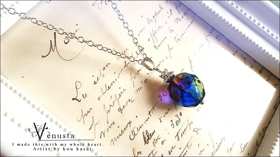 *多彩なファセットラウンドグラスのネックレス*