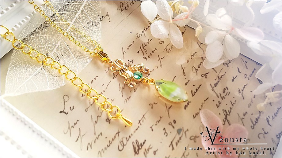 *爽やかなライム×ホワイトのヴィンテージガラスネックレス*