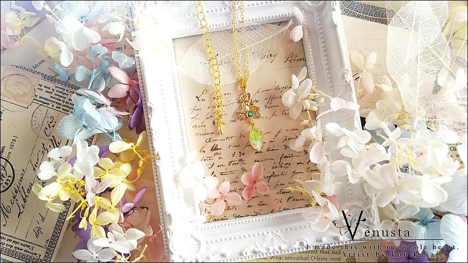 *爽やかなライム×ホワイトのヴィンテージガラスネックレス*