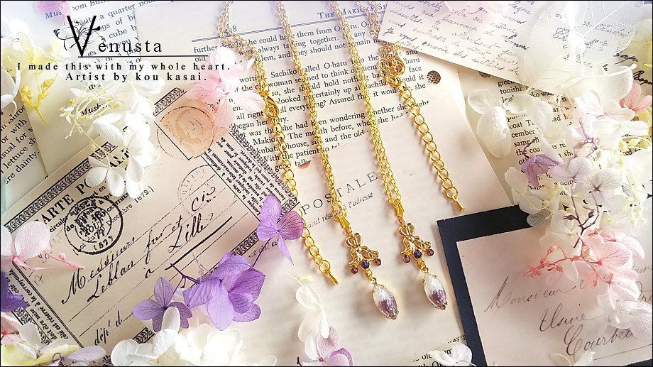 *上品なパープル×ホワイトのヴィンテージガラスネックレス*