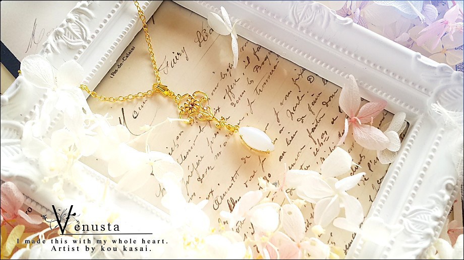 *気品あるホワイトマットオパールのヴィンテージガラスネックレス*