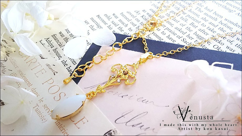 *気品あるホワイトマットオパールのヴィンテージガラスネックレス*