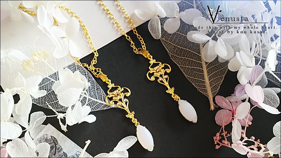 *気品あるホワイトマットオパールのヴィンテージガラスネックレス*