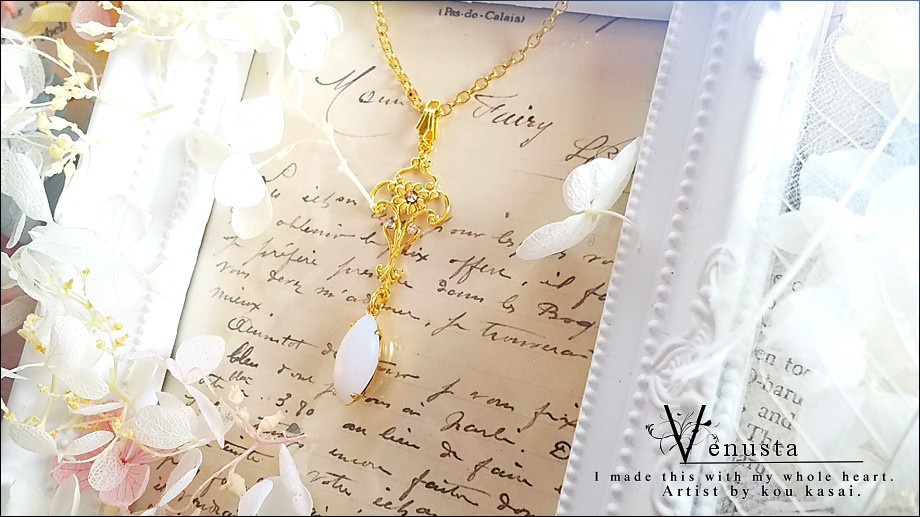 *気品あるホワイトマットオパールのヴィンテージガラスネックレス*