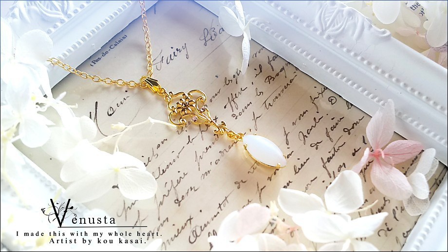 *気品あるホワイトマットオパールのヴィンテージガラスネックレス*