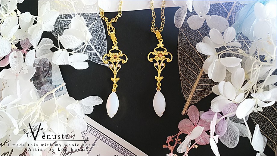 *気品あるホワイトマットオパールのヴィンテージガラスネックレス*