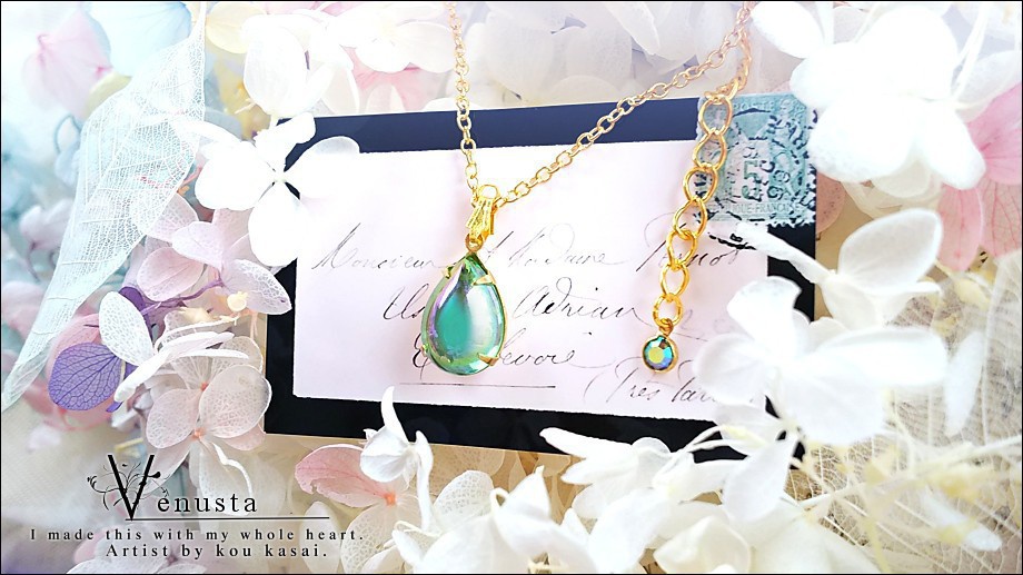 *艶やかペリドットオーロラのヴィンテージガラスネックレス*