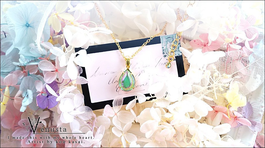 *艶やかペリドットオーロラのヴィンテージガラスネックレス*