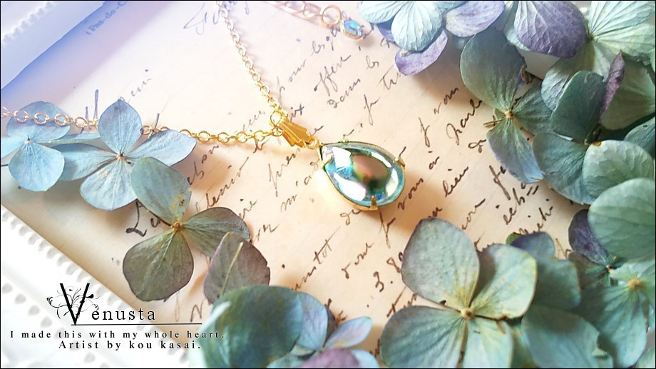 *艶やかペリドットオーロラのヴィンテージガラスネックレス*