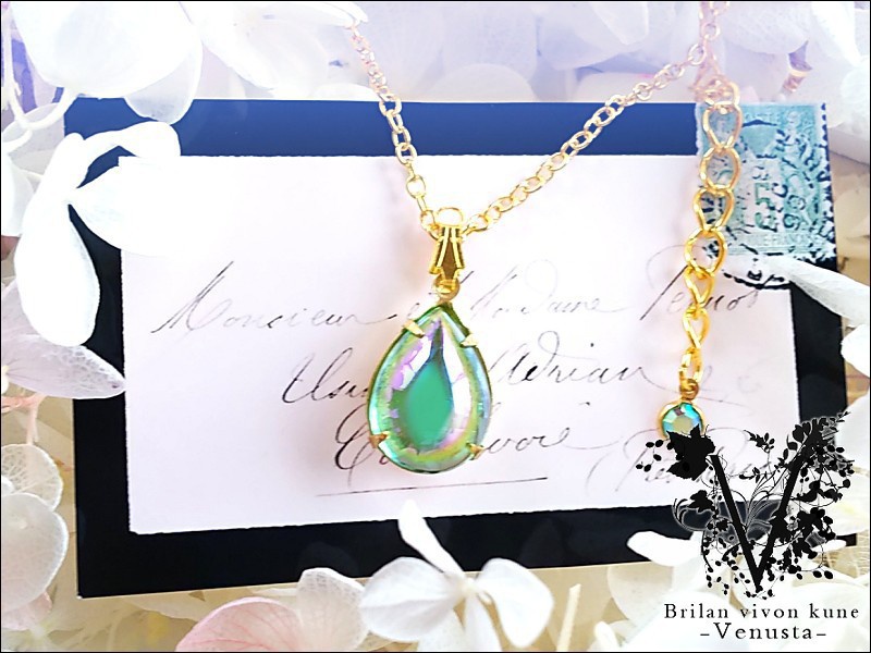 *艶やかペリドットオーロラのヴィンテージガラスネックレス*